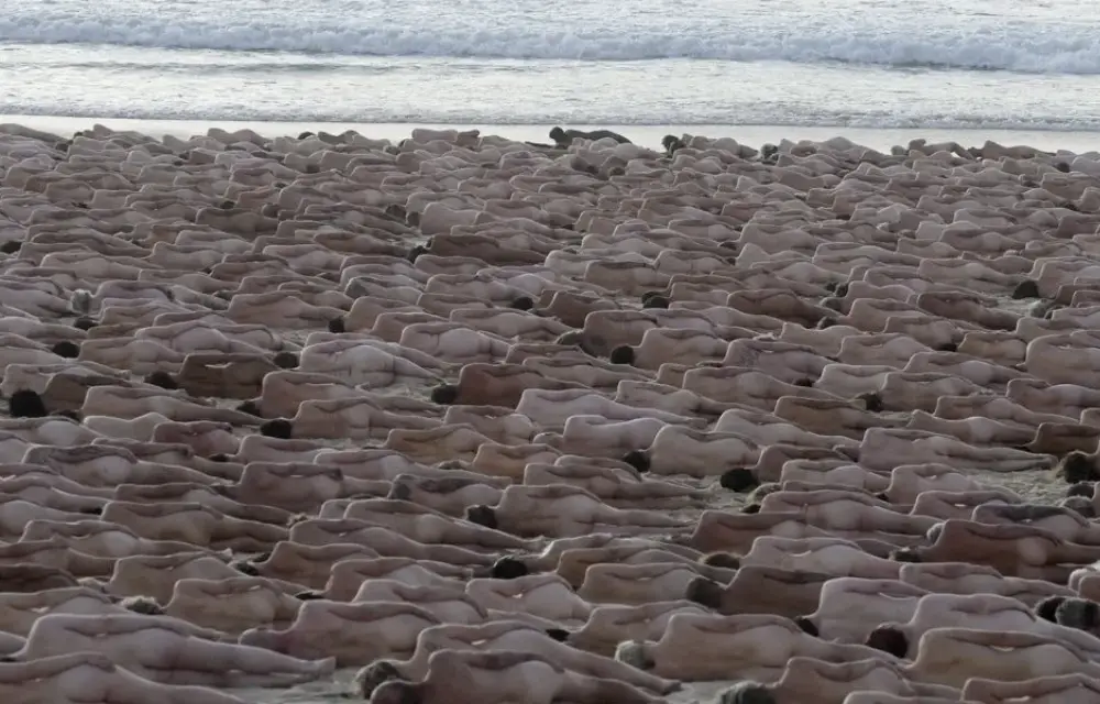 2500 personnes nues sur une plage