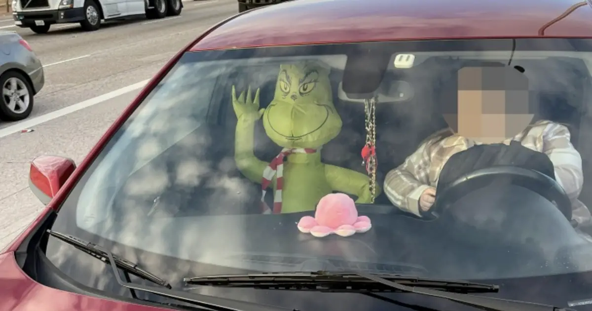 Automobiliste avec poupée gonflable