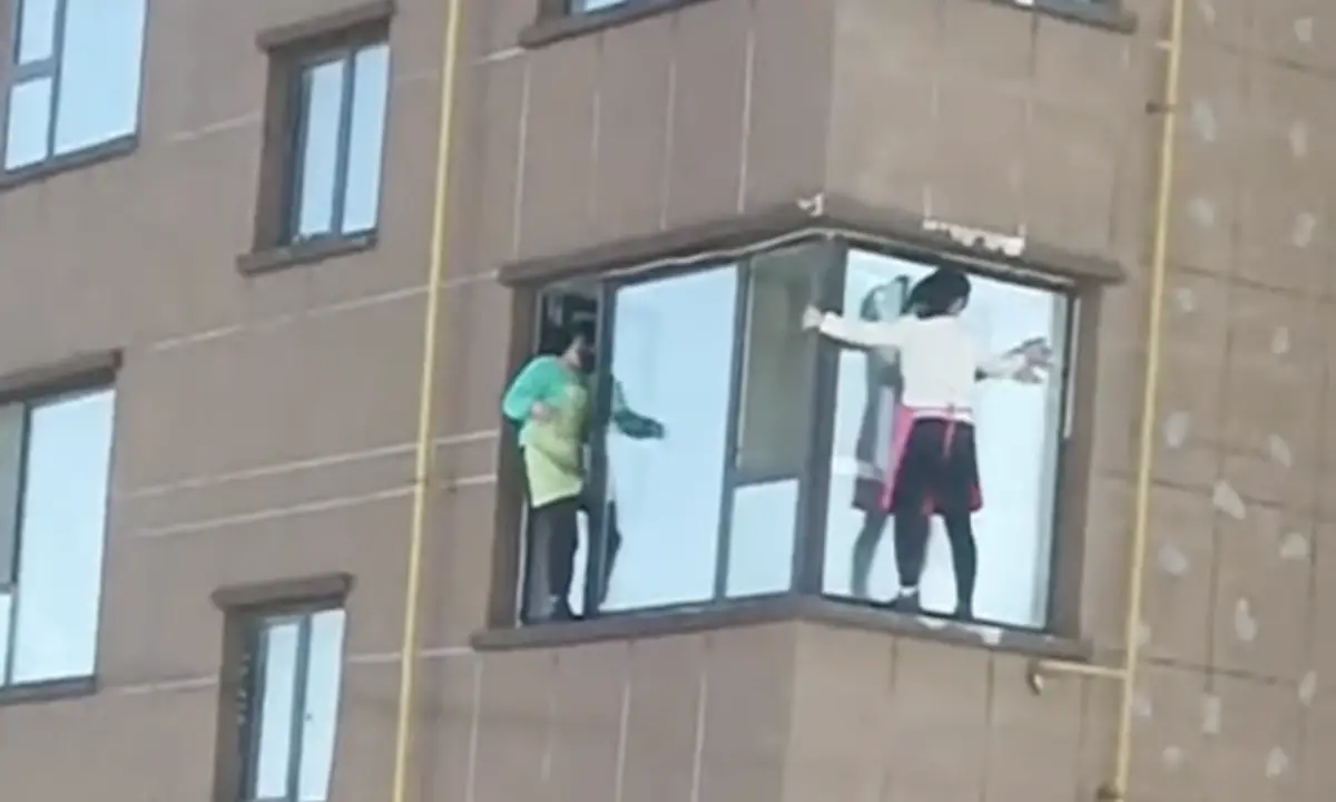 Femmes lavent des vitres