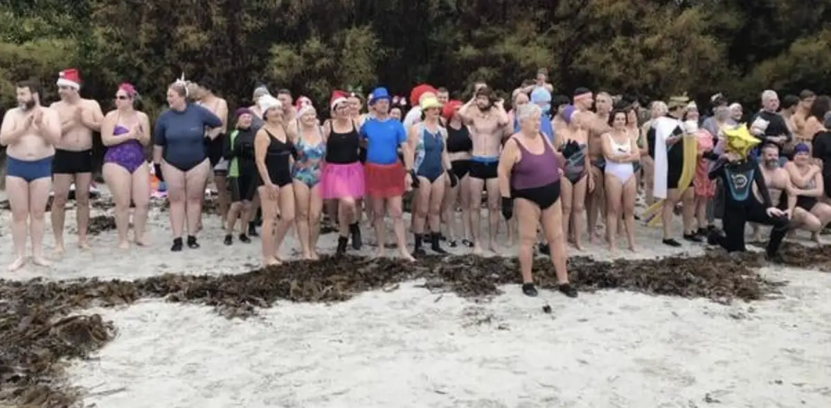 120 personnes se baignent à Roscoff le 1er janvier