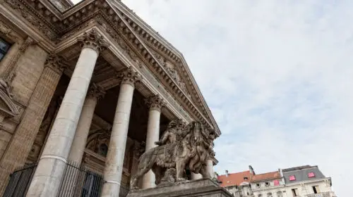 La statue devant la bourse de Bruxelles @Adobe