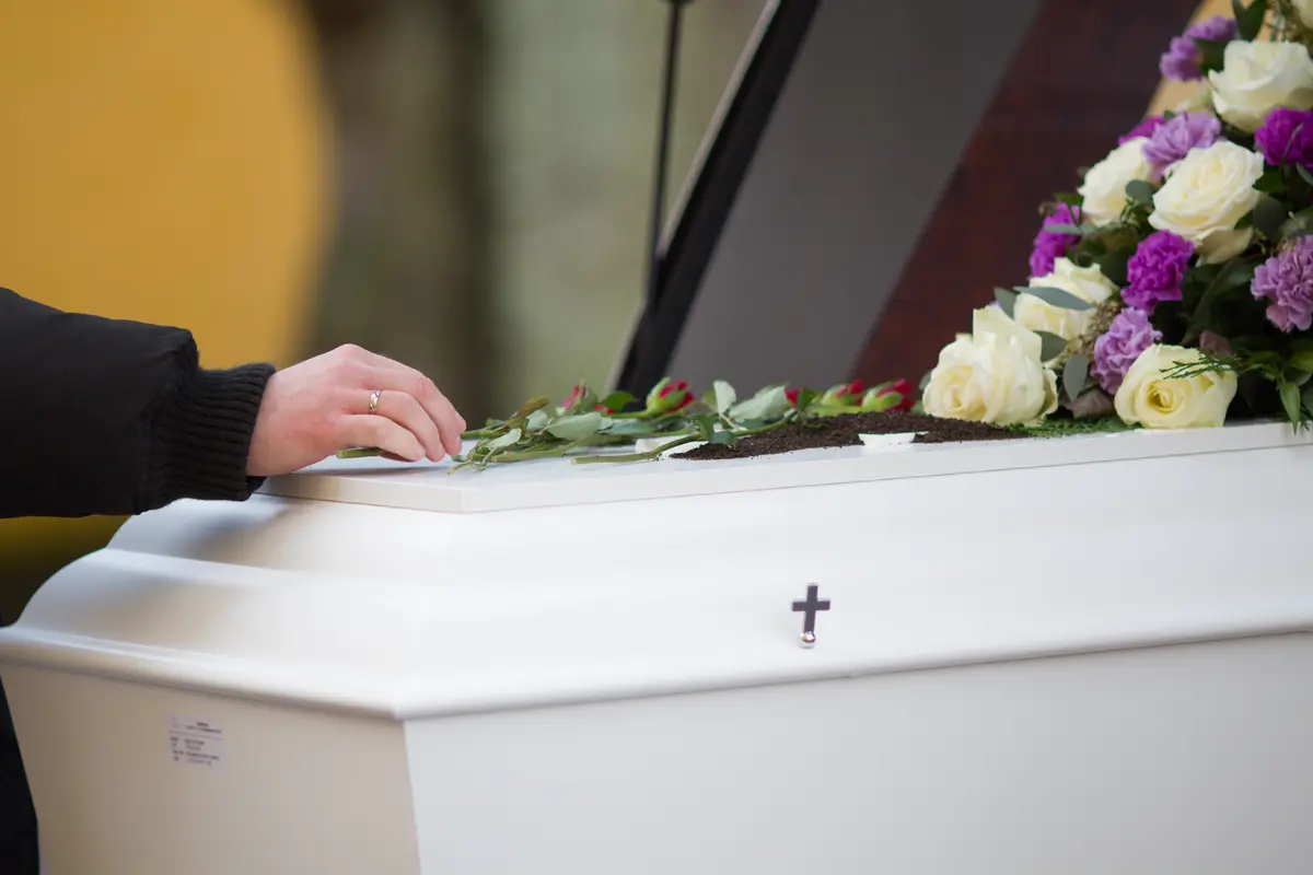 Déclarée morte, une septuagénaire "ressuscite" miraculeusement sur la table d'un funérarium
