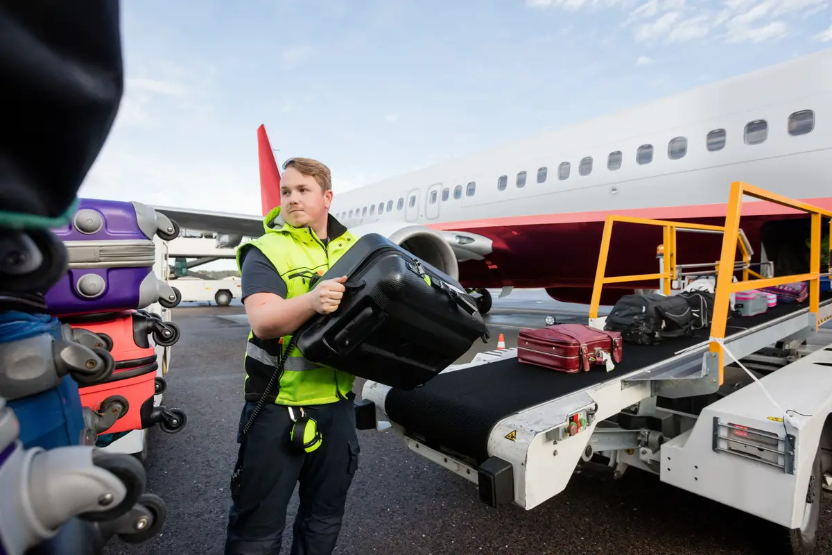 La batterie d’ordinateur prend feu : évacuation d’urgence d’un avion avant le décollage