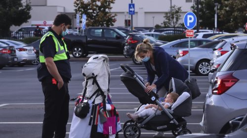 parking_supermarché_italien_famille_sécurité