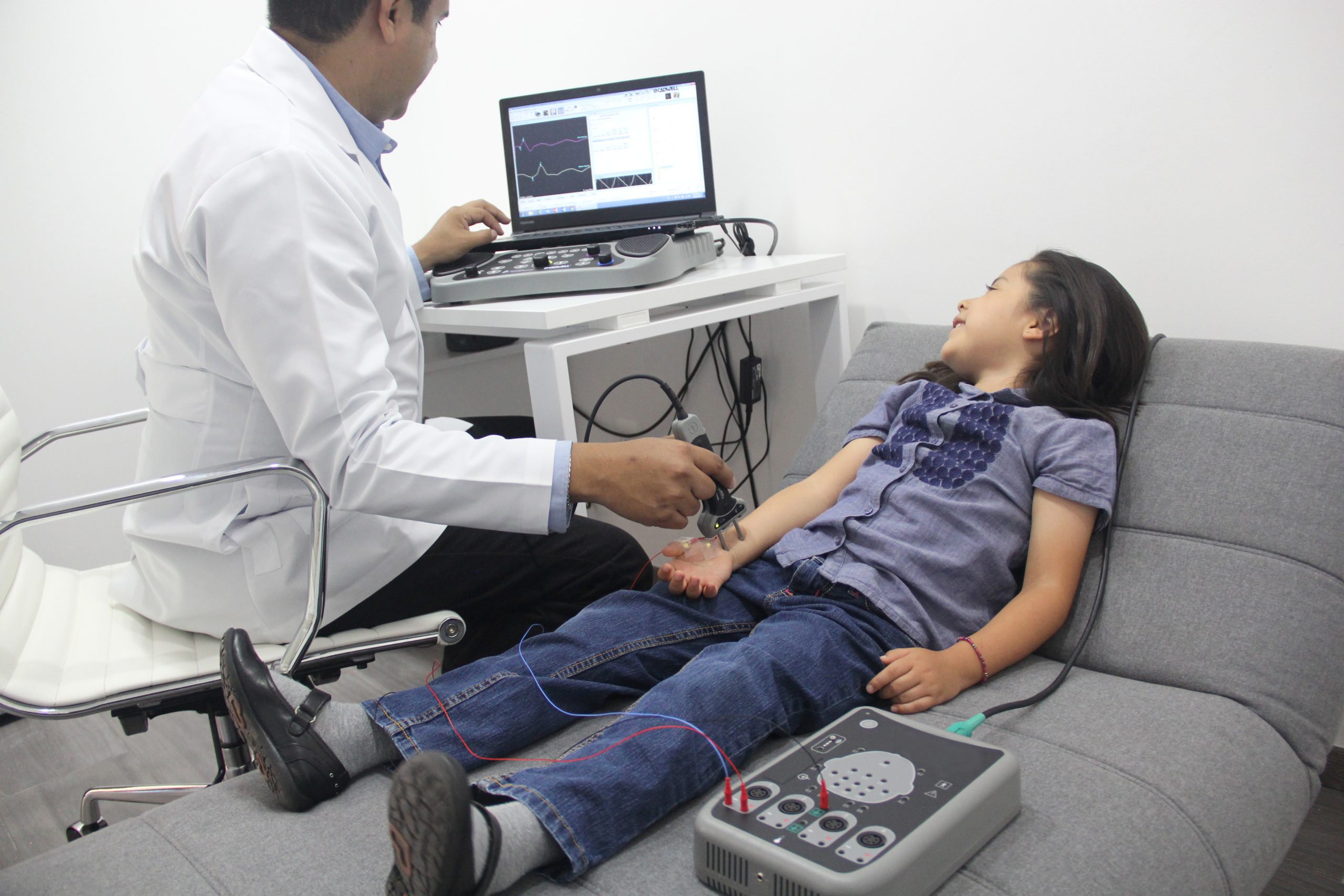 Electromiografia a niña con doctor
