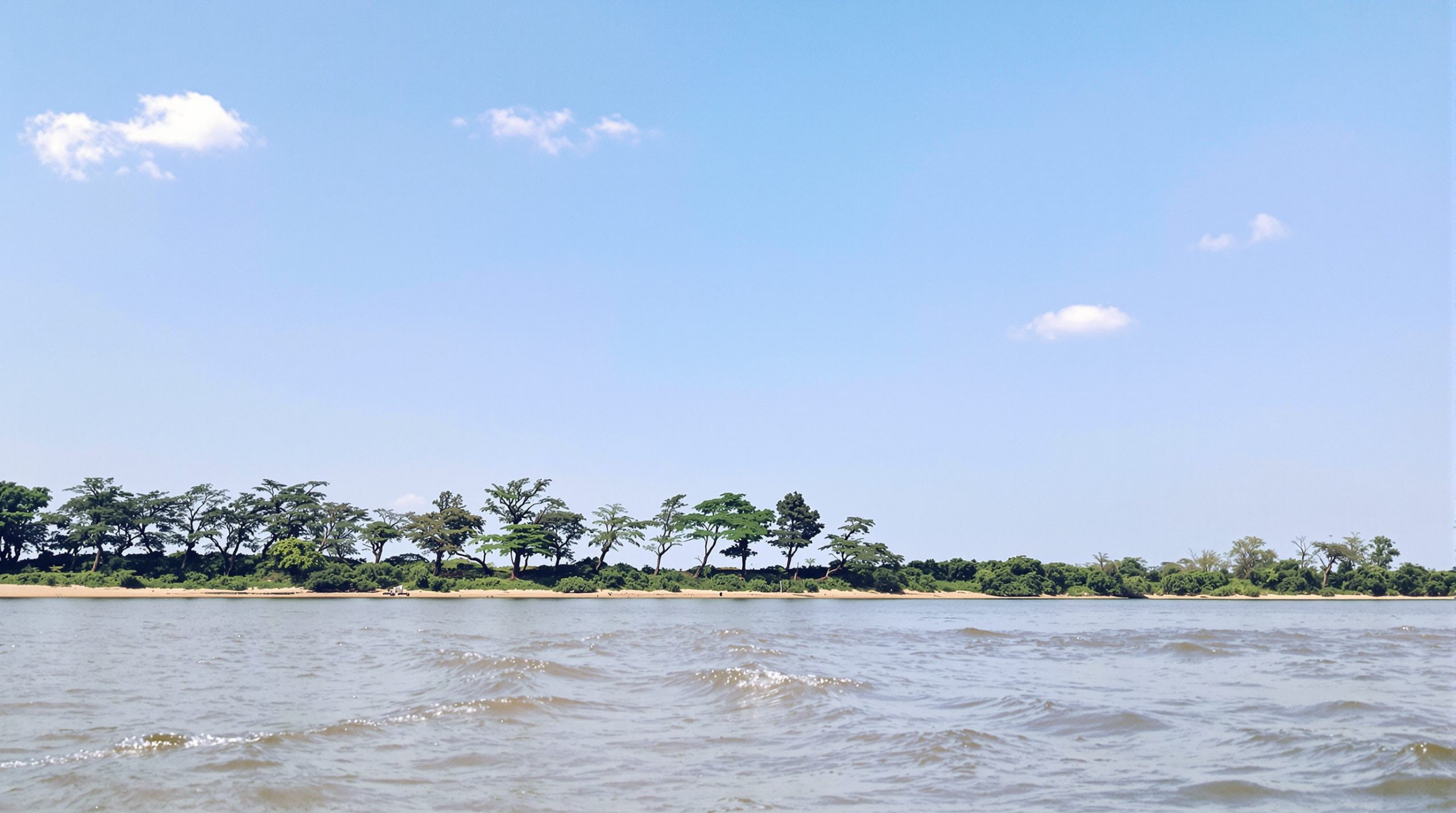 berge-ecuree-fleuve-mahakam