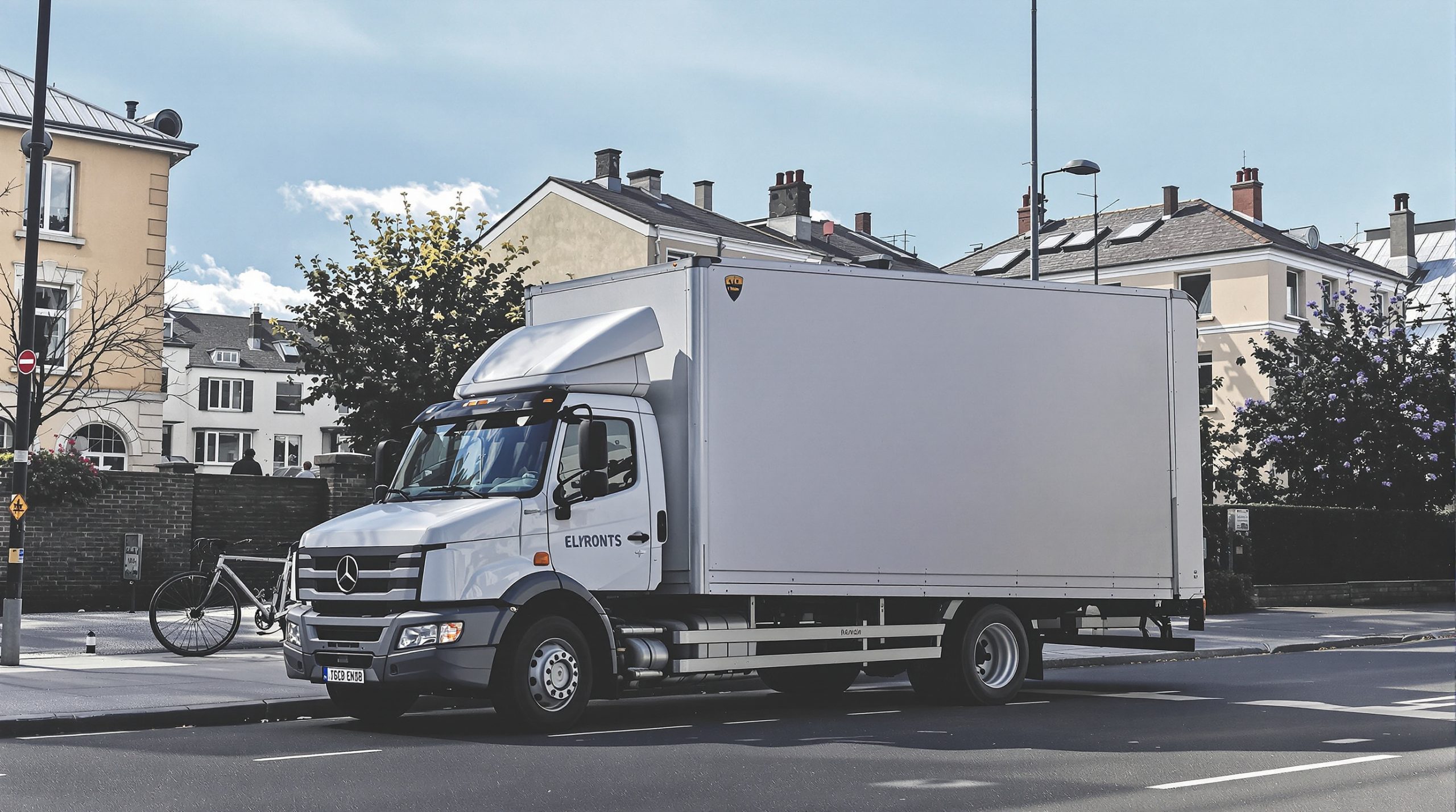 camionnette_stationnée_rue_residentielle