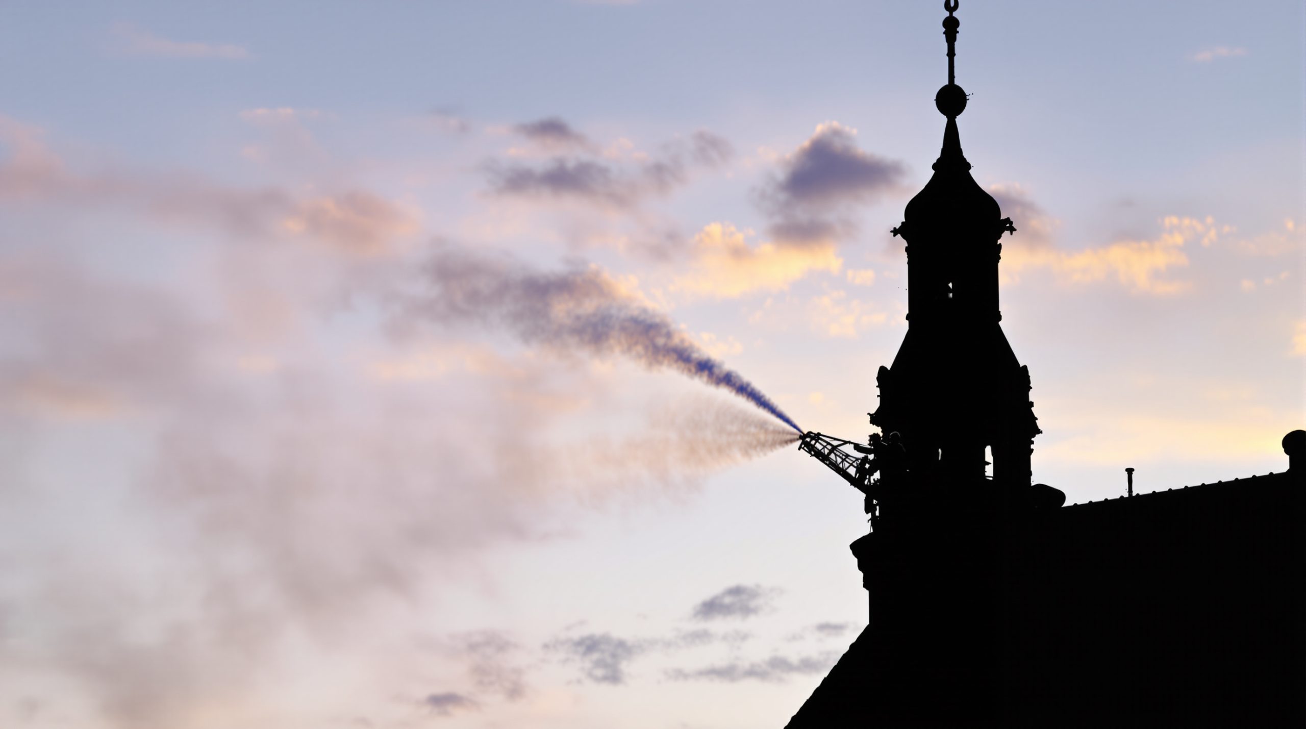 incendie-ecole-silhouette-pompiers