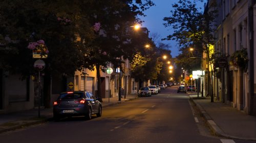 rue_vide_voiture_nuit.
