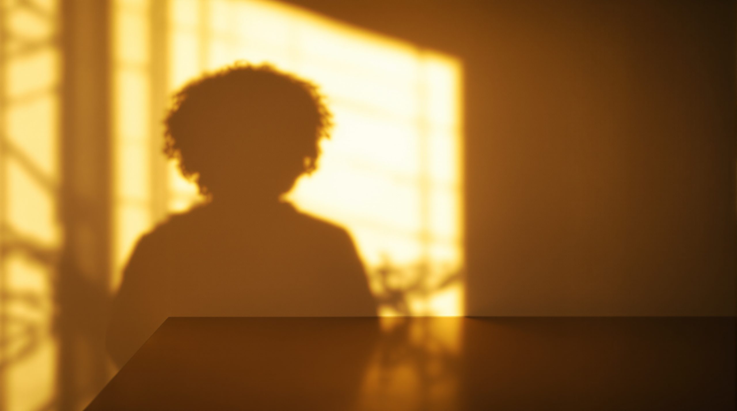 silhouette_enfant_mur_clair