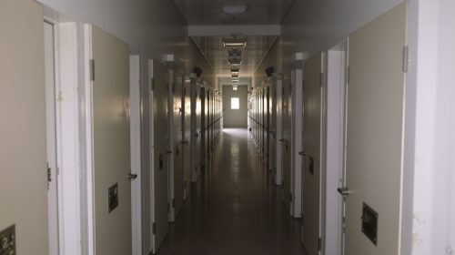 couloir-prison-silencieux
