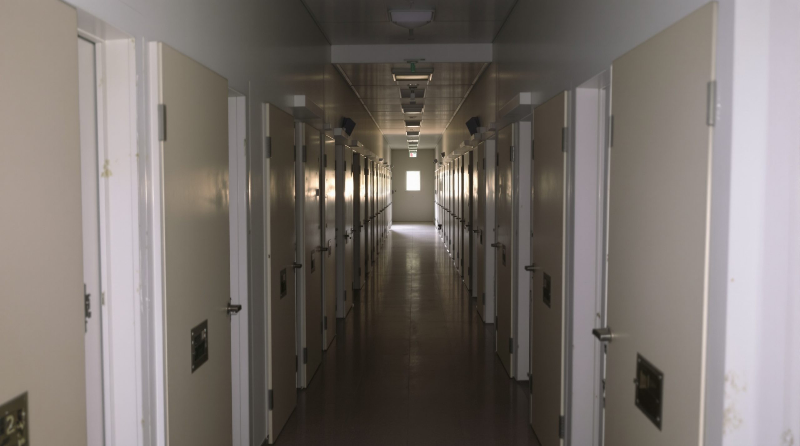 couloir-prison-silencieux