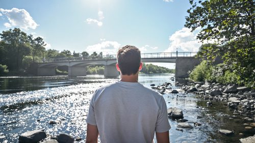 Héros au bord de la rivière