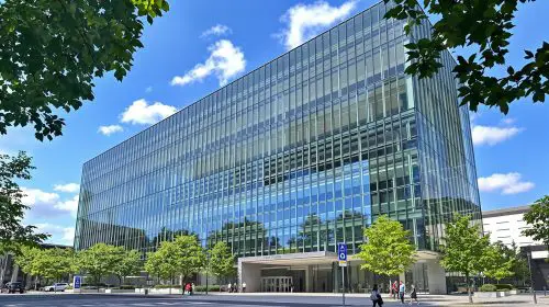 palais_justice_vu_extérieur_réaliste
