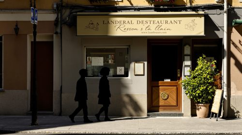 ruelle_restaurant_ensoleillée