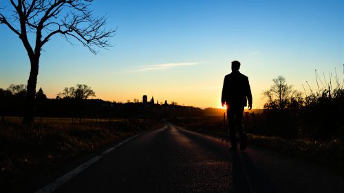 silhouette_homme_route_village