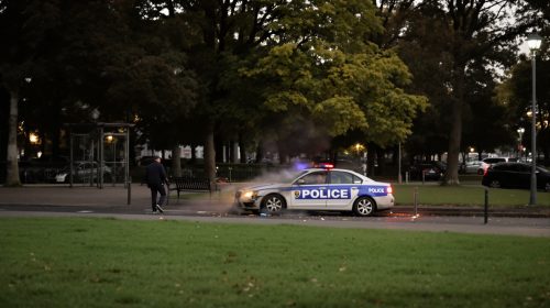 voiture_police_parc_crepuscule