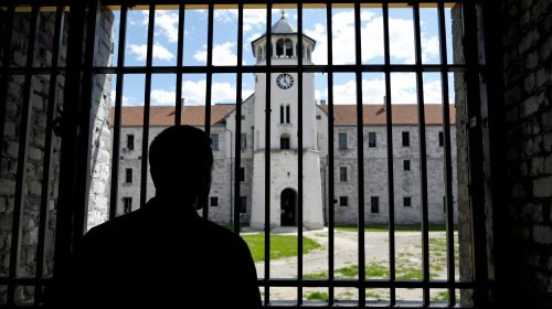 silhouette_prison_vue_de_dos