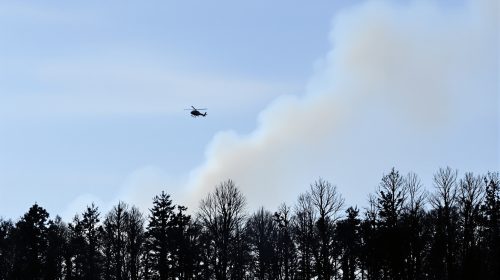 Hélicoptère sur forêt en feu