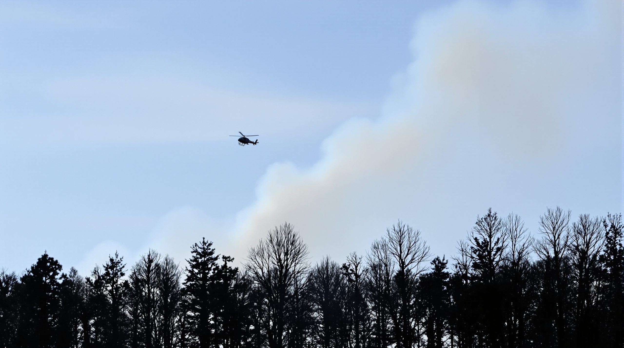 Hélicoptère sur forêt en feu