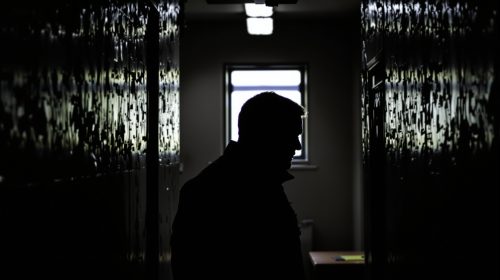homme-commissariat-silhouette