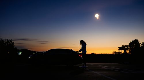 naissance_surprise_parking_nuit