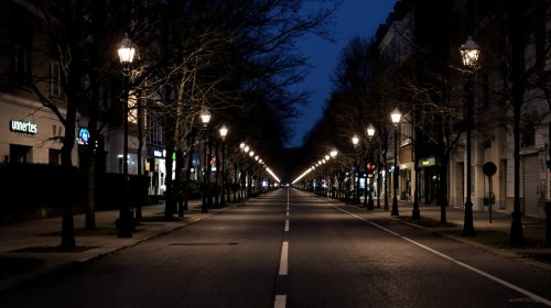 allee-trottinettes-nuit