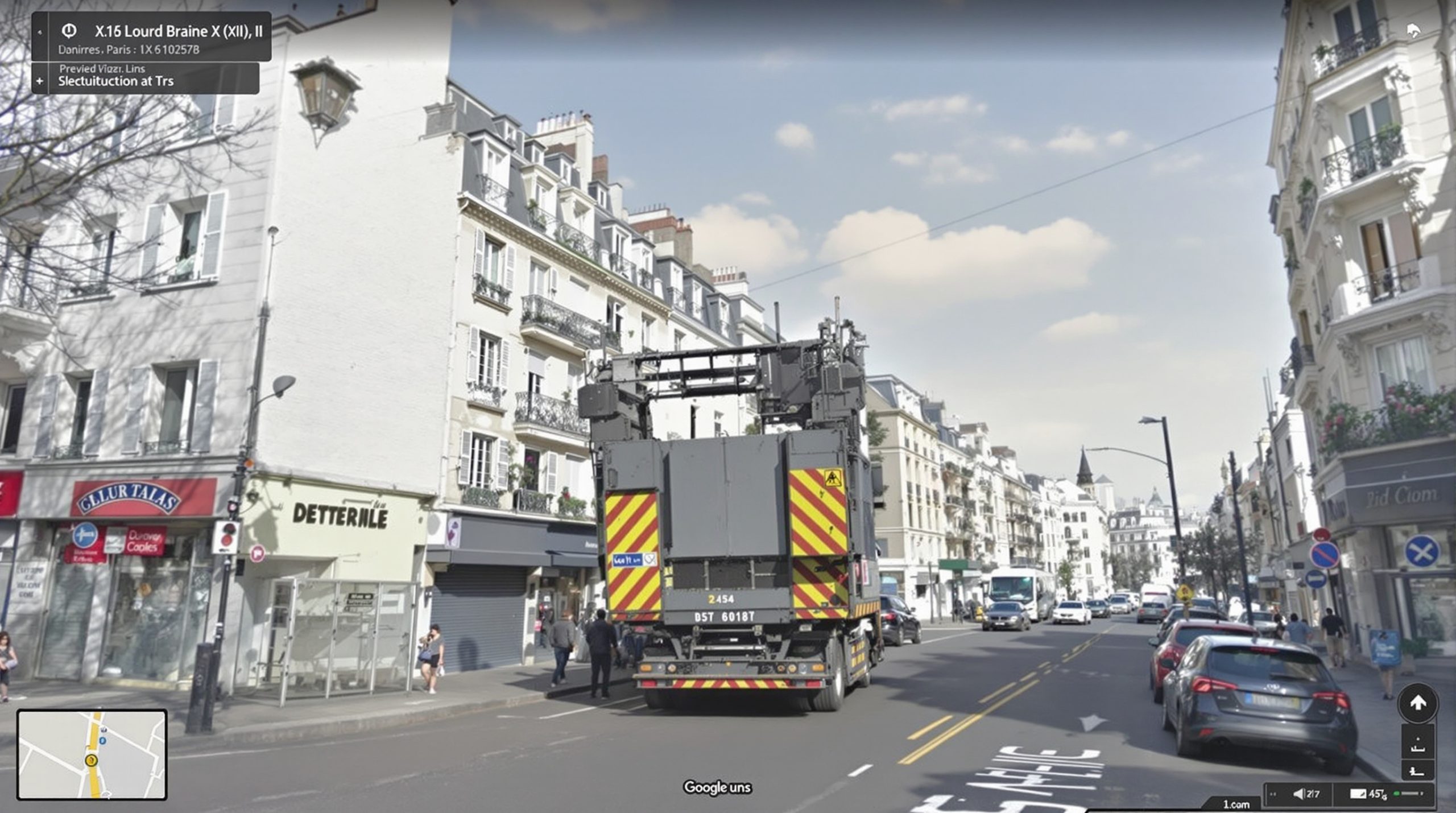 camion_abandonné_paris_rue_déserte