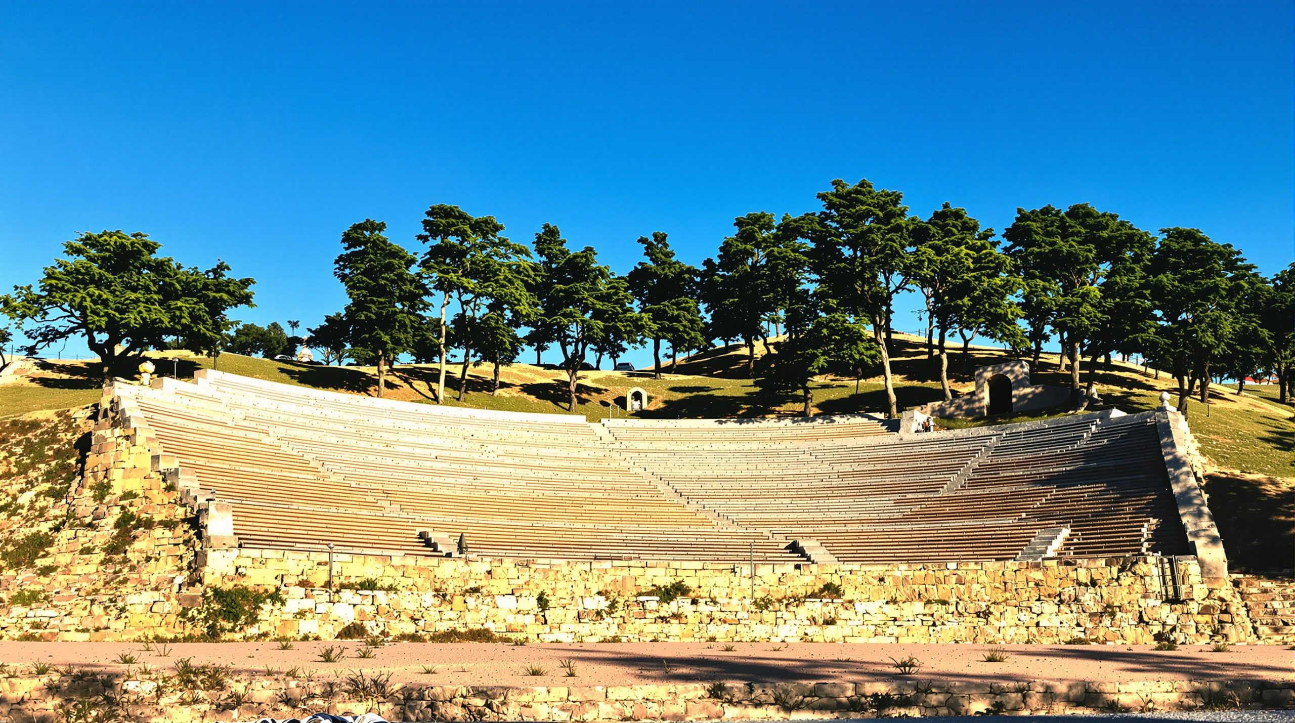 faux_amphitheatre_italie_avant_destruction