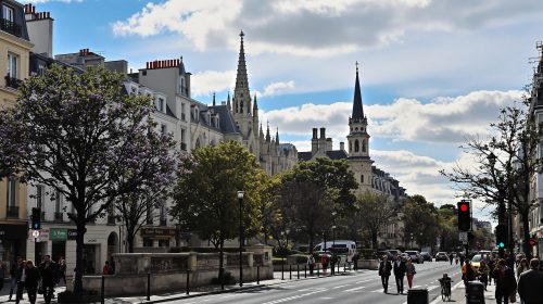 scene_paris_eglise_pietons