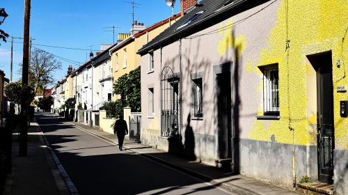 scene_rue_residentielle_ensoleillee