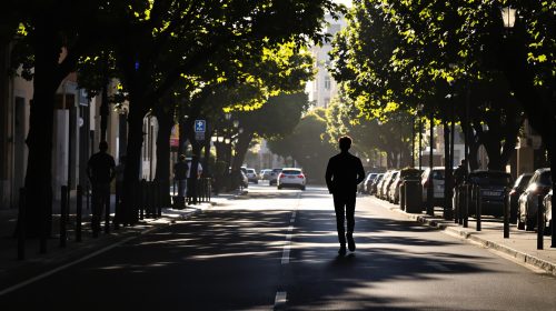 silhouette_adolescente_rue_Nice