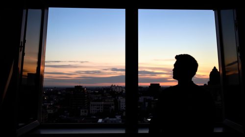 contemplation_urbaine_crepuscule_scene