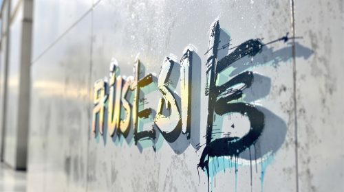 graffiti_palais_justice_lumineux