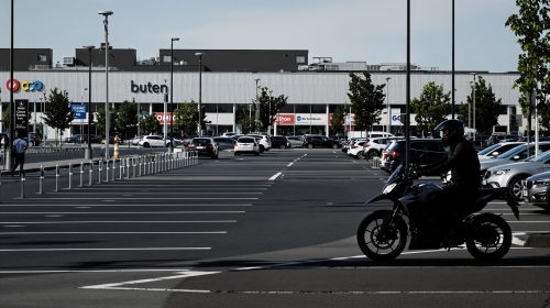 parking_centre_commercial_motard