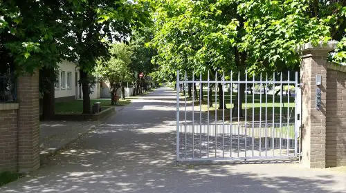portail_fermé_école_chaîne