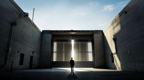 portail_prison_silhouette