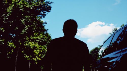 silhouette_parent_voiture_rue