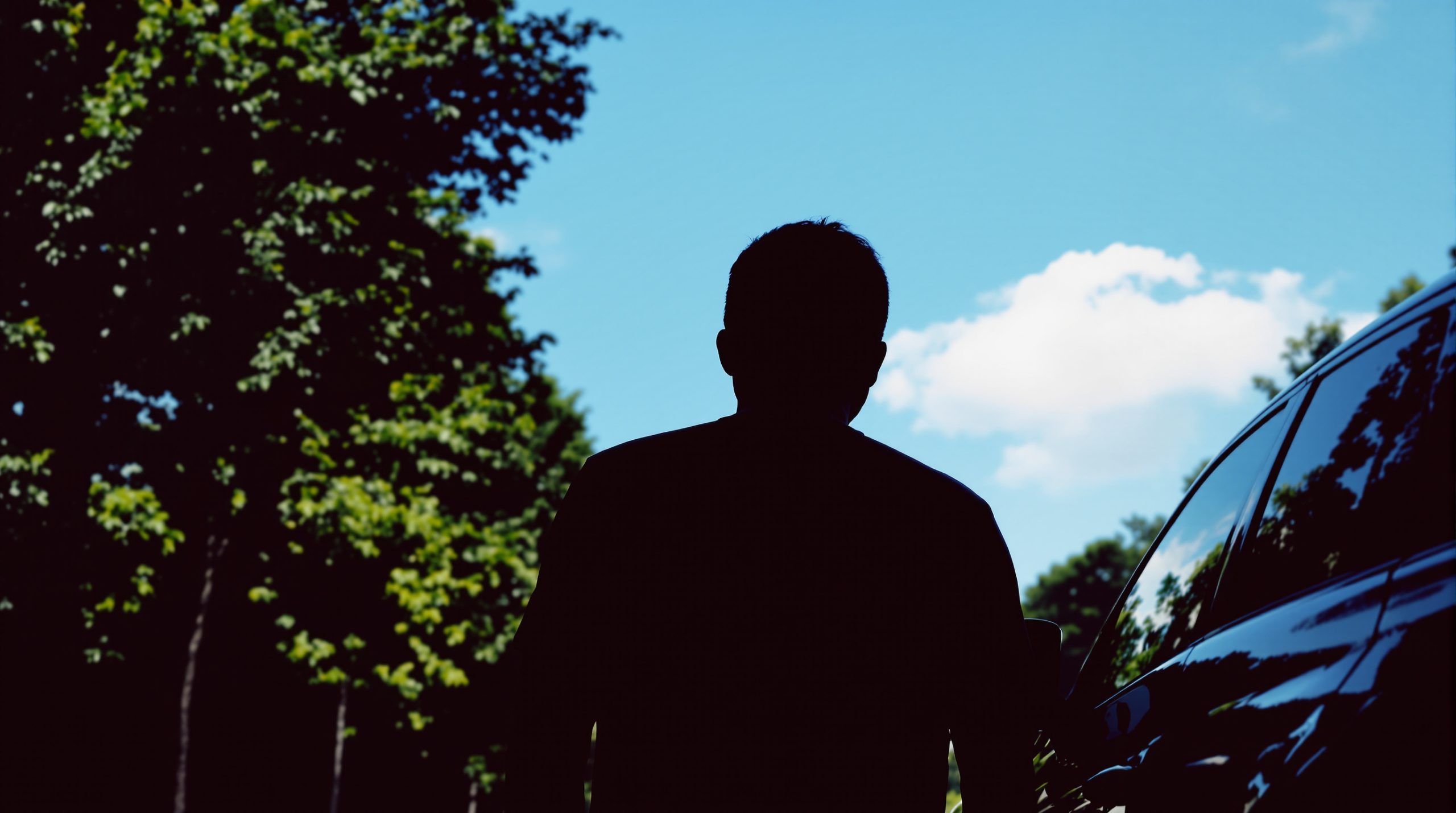 silhouette_parent_voiture_rue