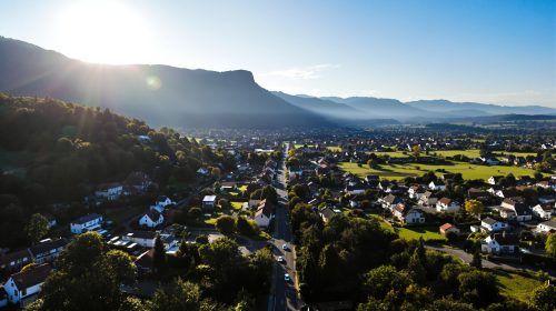 village_paisible_matinal.