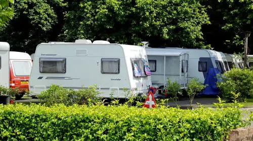 Départ_caravanes_parking_ensoleillé