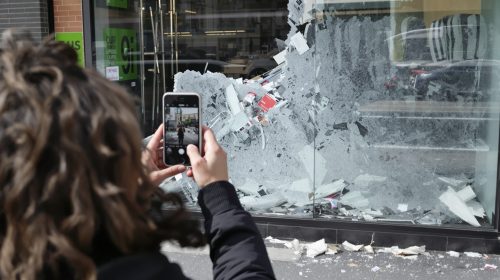 manifestation-vitrine-vandalisee-vue-de-dos
