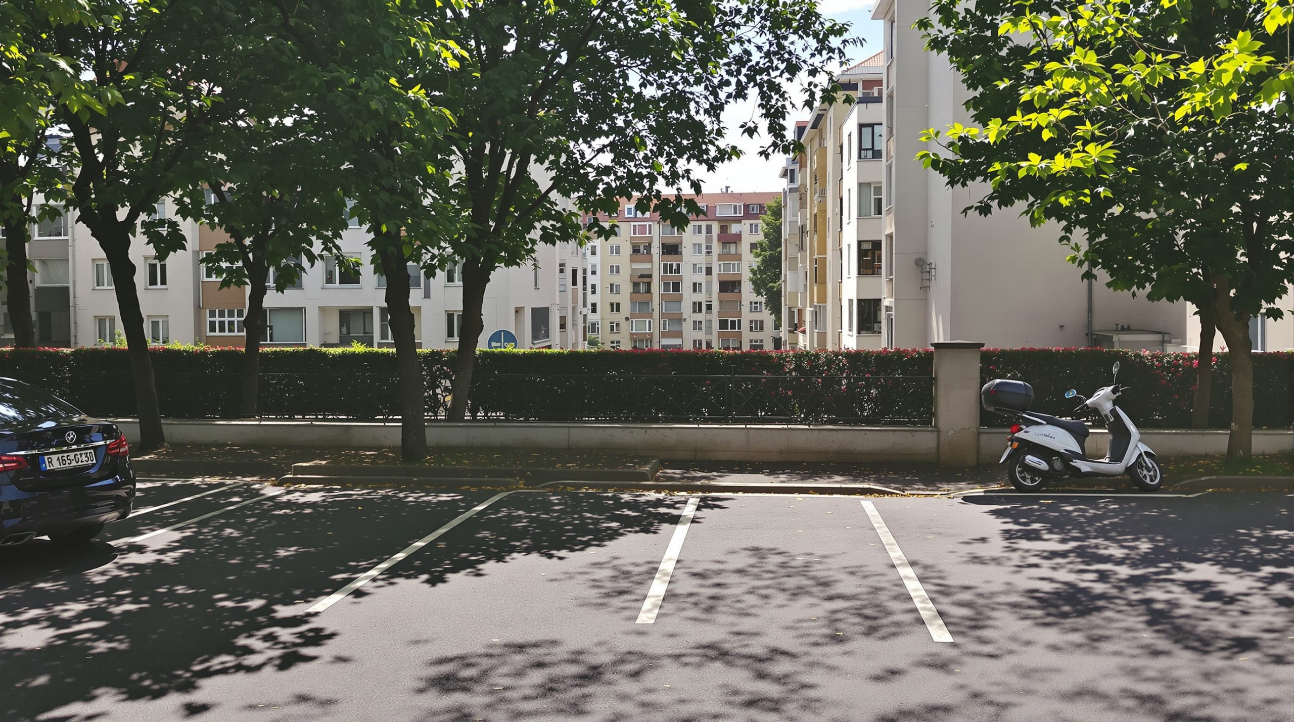 parking_scooter_batiments_arbres