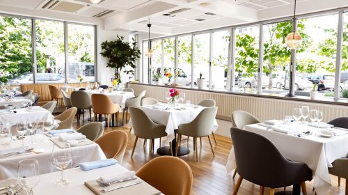 restaurant-vide-tables-dressees