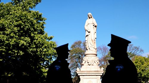 statue_vandalisee_policiers_dos